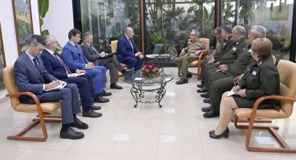 El General de Ejército Raúl Castro Ruz recibió en la tarde de este jueves al Teniente General Alexander Viacheslavovich Kurenkov