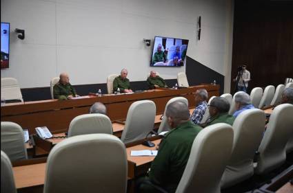 Chequea Presidente del Consejo de Defensa Nacional situación meteorológica a horas del impacto directo del huracán Rafael