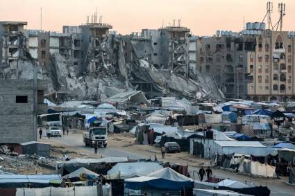 Campamento de palestinos desplazados y edificios destruidos en Hamad Residencial City en Khan Yunis, víctimas de la política genocida israelí