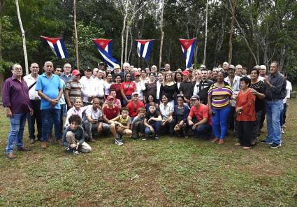 El Presidente de la República, Miguel Díaz-Canel Bermúdez, conmemoró junto a cenagueros de Soplillar el aniversario 65 de la Cena de los Carboneros con Fidel en la Nochebuena de 1959. Participó el miembro del Buró Político y Secretario de Organización del Comité Central, Roberto Morales Ojeda