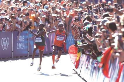 Imagen del esprint final de Sifan Hassan en el maratón de París 2024, premiada por World Athletics como la mejor fotografía del año