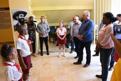 El Presidente cubano compartió con los niños y adolescentes que se benefi cian de los múltiples cursos y servicios del Palacio Provincial de Pioneros Una Flor para Camilo