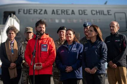 El presidente de Chile, Gabriel Boric, y la comitiva que lo acompañó al Polo Sur geográfico.