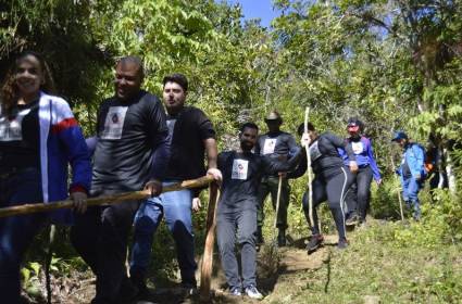 Los 65 jóvenes que protagonizan la ruta histórica Con Fidel en las alturas iniciaron este martes el ascenso hasta la elevación más alta de Cuba: el Pico Turquino