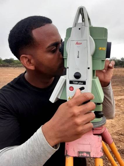 El joven topógrafo santiaguero Harold Rafael Cobas pone toda su pericia y precisión en el replanteo de las plataformas del parque solar