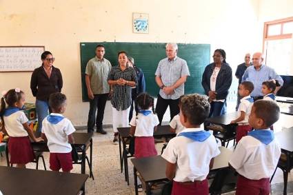 Sobre el desarrollo de los procesos educativos en el seminternado Combate de El Uvero, en Guamá, conoció el Presidente cubano