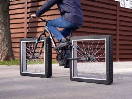 La bicicleta de ruedas cuadradas es una pieza con vocación artística