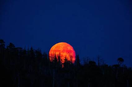 Luna llena sobre la costa de la Columbia Británica, Canadá