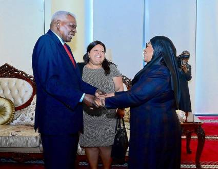 La Presidenta de la República Unida de Tanzania, Samia Hassan Suluhu, recibió al Presidente de la Asamblea Nacional del Poder Popular y del Consejo de Estado de Cuba, Esteban Lazo Hernández; quien realiza visita oficial a la nación africana