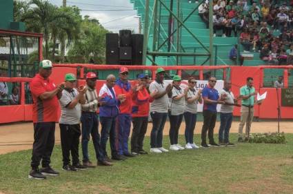 Las máximas autoridades del Partido y el Gobierno en Las Tunas, así como el presidente del Inder, Osvaldo Vento Montiller, inauguraron las 3ra. Liga Élite del Béisbol cubano