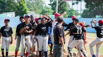 El equipo de Santiago de Cuba   garantizó su boleto a las semifinales de las Pequeñas Ligas en la categoría 11-12 años, luego de vencer a Bayamo