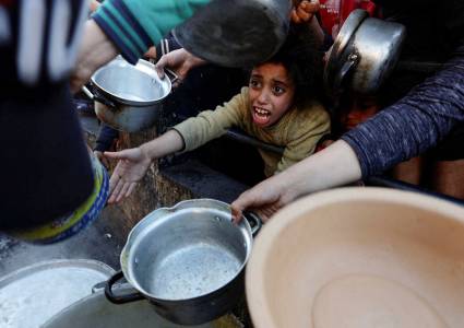 Niños palestinos suplican por comida en las calles