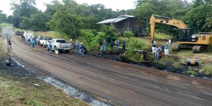 Se llevan a cabo revisiones conjuntas con el Ministerio del Ambiente, Agua y Transición Ecológica y representantes de la comunidad, con la finalidad de valorar la magnitud del derrame