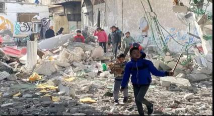 Equipos de rescate palestinos trabajan entre los escombros de un edificio destruido por bombardeos israelíes en Khan Yunis, al sur de la Franja de Gaza.
