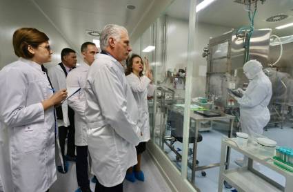 En su segunda jornada de actividades en San Petersburgo, el Presidente Díaz-Canel continuó la visita a centros científicos vinculados a una de las áreas estratégicas de Cuba