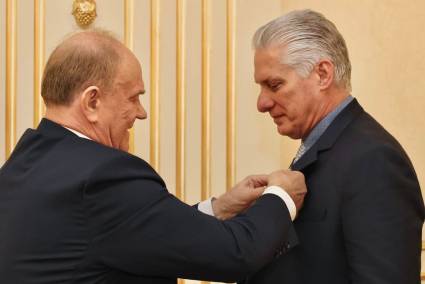 Presidente cubano recibe medalla conmemorativa 80 aniversario de la Gran Victoria