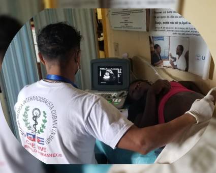 Nuestros médicos brindan sus conocimientos y servicios de manera libre