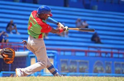 Luis Vicente Mateo despachó un cuadrangular en el primer partido de la semifinal entre Leñadores y Avispas.
