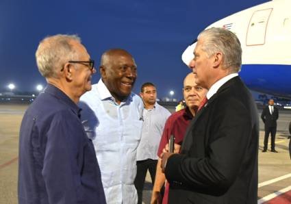 Presidente cubano arriba al aeropuerto internacional José Martí