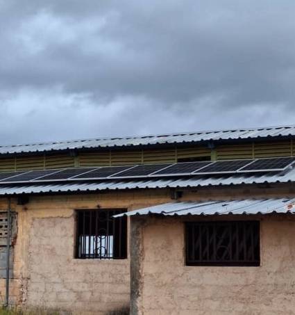 El montaje de un bombeo solar para el agua del pozo de la industria