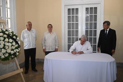 Firma Díaz-Canel el Libro de Condolencias por la muerte del compañero Tran Duc Luong