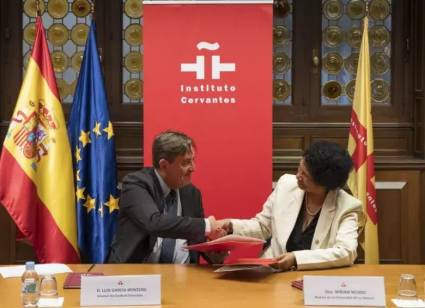 El director del Instituto Cervantes, Luis García Montero, y la rectora de la Universidad de La Habana, Miriam Nicado García