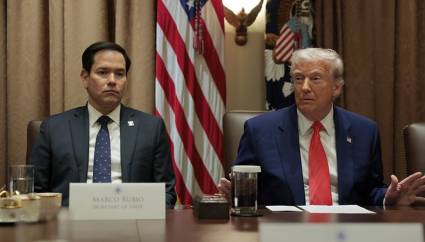 El presidente Donald Trump y el secretario de Estado Marco Rubio durante una reunión del Gabinete en la Casa Blanca, el 10 de abril de 2025.