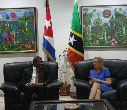 El primer ministro Terrance Drew fue recibido por la viceministra Josefin Vidal