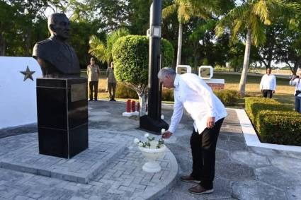 Presidente cubano encabeza ceremonia militar por aniversario 80 de la victoria sobre el fascismo