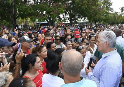 Este miércoles en la mañana el Primer Secretario del Comité Central del Partido Comunista de Cuba y Presidente de la República, Miguel Díaz-Canel Bermúdez, visitó en la provincia de Camagüey los municipios de Esmeralda, Sierra de Cubitas y Minas.