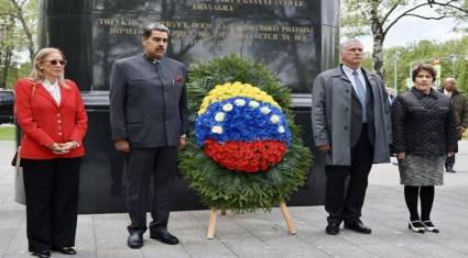 Díaz-Canel y Maduro honran a Bolívar en la capital rusa.
