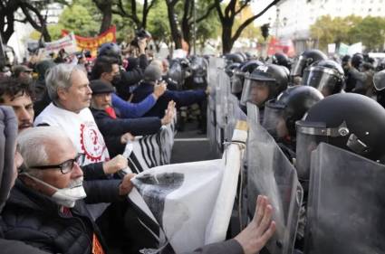 La represión contra los jubilados en Argentina