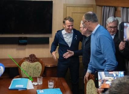 Macron dijo que el intento de desinformación llegó tan lejos como para hacer parecer un pañuelo de papel como droga
