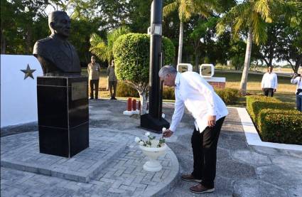 El Presidente de la República depositó rosas blancas ante la escultura que recuerda al general de ejército Issá Aleksándrovich Plíyev.