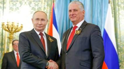 Presidente cubano intercambia con su homólogo ruso en Moscú