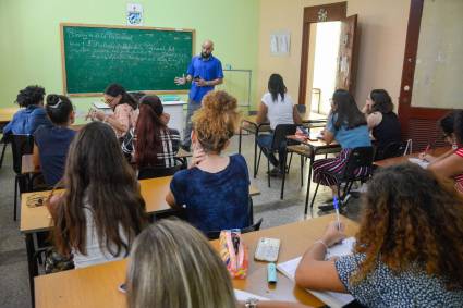 No se puede pasar por alto que la universidad vale lo que vale su claustro y, por lo tanto, se debe tributar a la formación de los docentes