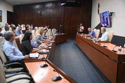 Encuentro de Miguel Díaz-Canel con expertos y científicos asociados al tema de la Salud
