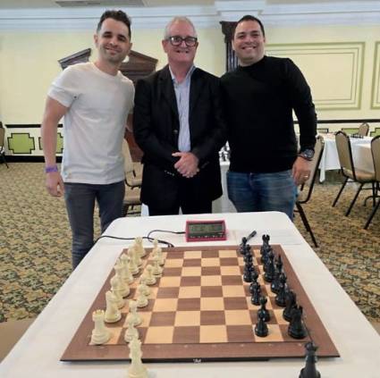 Omar Almeida (derecha) terminó tercero en un torneo en Bahamas