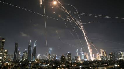 Misiles y drones de Irán llegando en oleadas sobre Tel Aviv