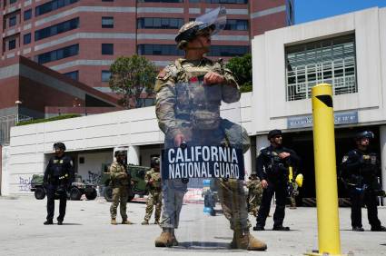 Efectivos de la Guardia Nacional protegen edificios en Los Ángeles