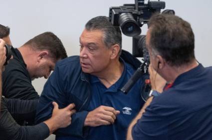 Senador por California Alex Padilla fue expulsado a la fuerza de conferencia de prensa de la secretaria de Departamento de Seguridad Nacional