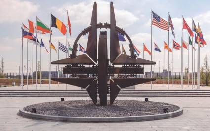 En un escenario geopolítico propenso a la irrupción de un conflicto bélico de dimensiones planetarias, la OTAN no escatima en exigir a sus estados miembros un incremento del gasto militar.