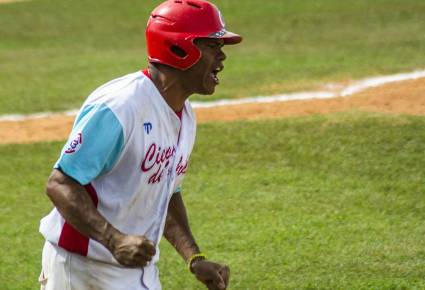 Yordanis Samón conectó un jonrón decisivo en séptimo episodio