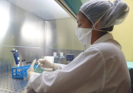 Angélica María Machado Miró lidera el Grupo de Diagnóstico Microbiológico de Biocen, empresa de alta tecnología perteneciente a Biocubafarma.