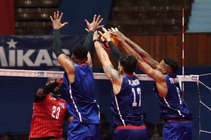 Voleibolistas cubanos juegan ante sus seguidores previo a la Liga de Naciones