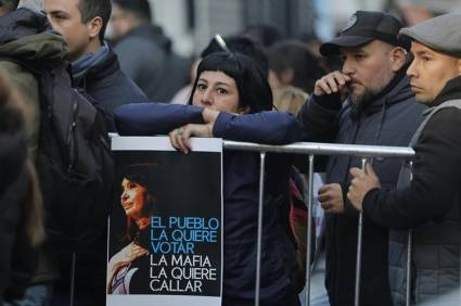Manifestantes apoyan a la expresidente argentina.