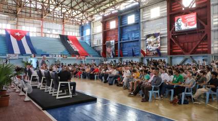 Intercambio de Miguel Díaz-Canel Bermúdez con grupos de solidaridad en Ciego de Ávila
