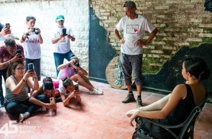 Profesor y alumnos comparten y aprenden