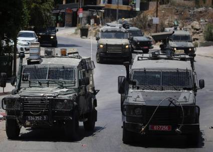 Vehículos militares israelíes en Nablus