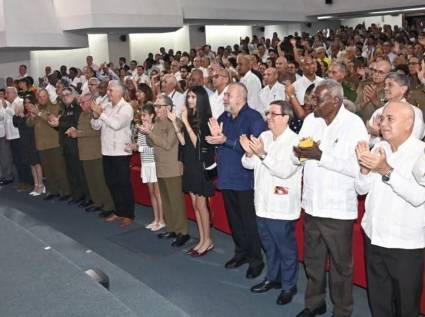 El General de Ejército Raúl Castro Ruz y el Presidente Miguel Díaz-Canel Bermúdez, junto a otros miembros del Buró Político, encabezaron clausura de la reunión anual de jefes y jefas de misiones diplomáticas de Cuba